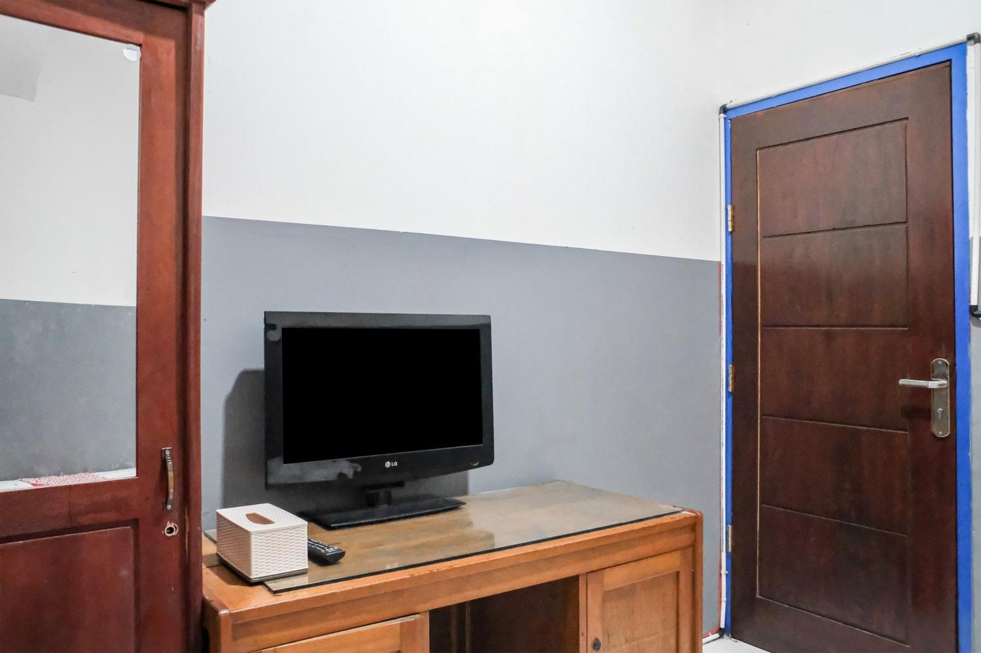 Oyo 93117 Penginapan Tiga Dara Jayapura Exterior foto