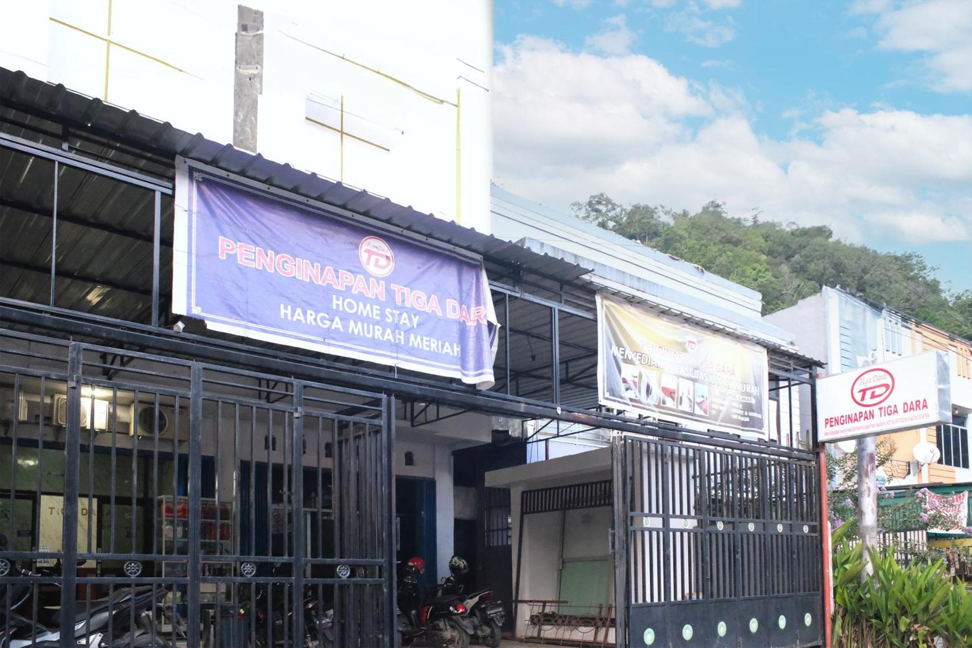 Oyo 93117 Penginapan Tiga Dara Jayapura Exterior foto